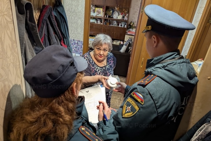 В Первоуральске в домах ветеранов пожарной службы установили автономные дымовые извещатели | На Урале специалисты МЧС установили автономные дымовые извещатели шести семьям В Первоуральске в домах ветеранов пожарной службы установили автономные дымовые извещатели | На Урале специалисты МЧС установили автономные дымовые извещатели шести семьям