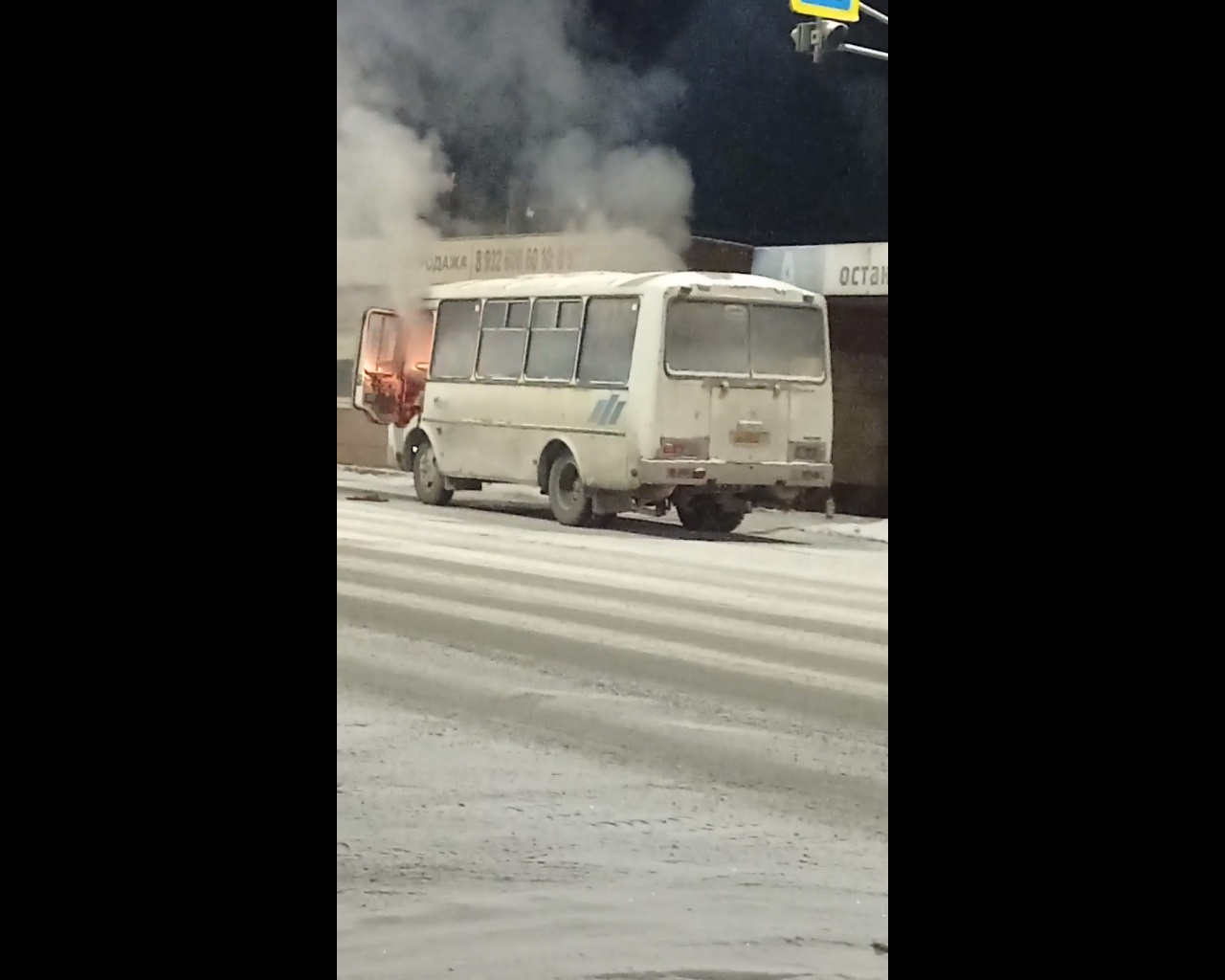 В Первоуральске на остановке загорелся автобус