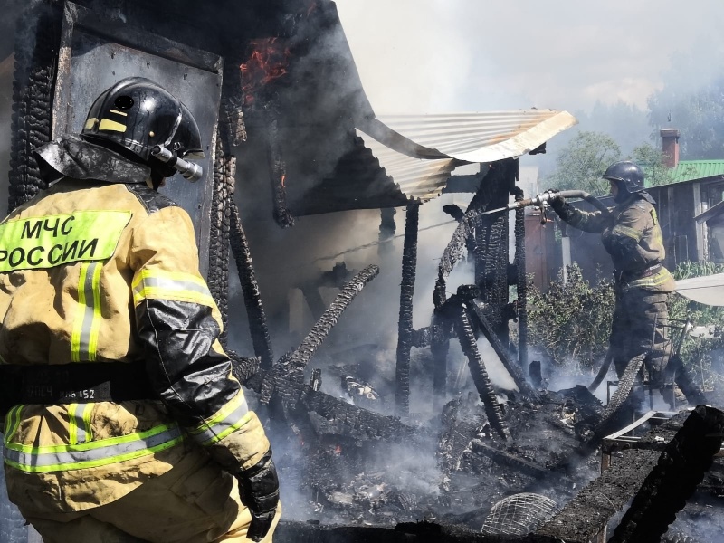 В Первоуральске в крупном пожаре сгорел садовый дом