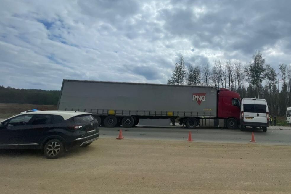 Госпитализирован в больницу Первоуральска: водитель легкового автомобиля въехал в грузовик | Под Первоуральском организовали реверсивное движение из-за ДТП