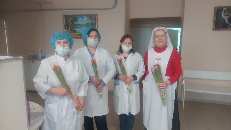 Медиков Первоуральской больницы поздравили с 8 Марта сестры милосердия | Сестры милосердия поздравили медперсонал Первоуральска с 8 Марта