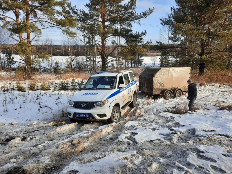 Сотрудники ГАИ помогли свердловчанину выбраться из сугроба | Инспекторы ГАИ вытащили свердловского водителя из сугроба Сотрудники ГАИ помогли свердловчанину выбраться из сугроба | Инспекторы ГАИ вытащили свердловского водителя из сугроба