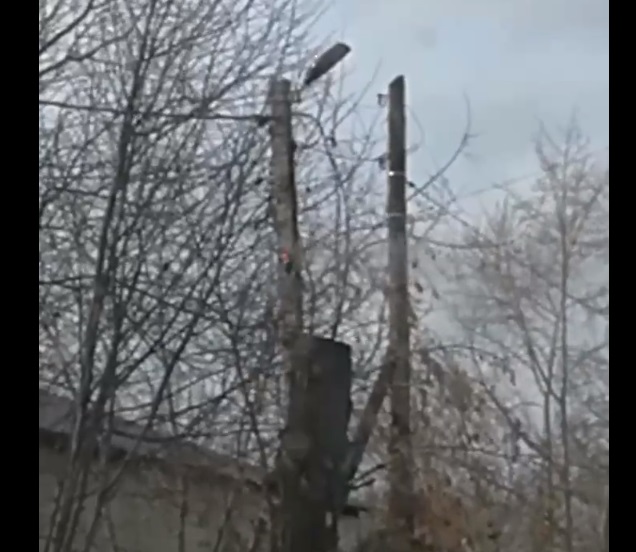 В Первоуральске на фонарном столбе произошло короткое замыкание