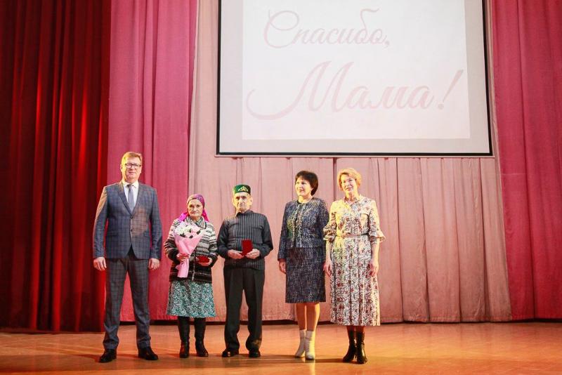 Первоуральских матерей наградили Знаками отличия  | В Первоуральске отметили День матери