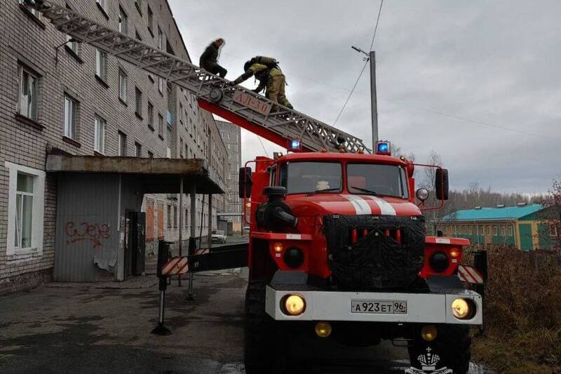 Свердловские пожарные спасли из огня пятерых человек | В Качканаре произошел пожар в жилом доме