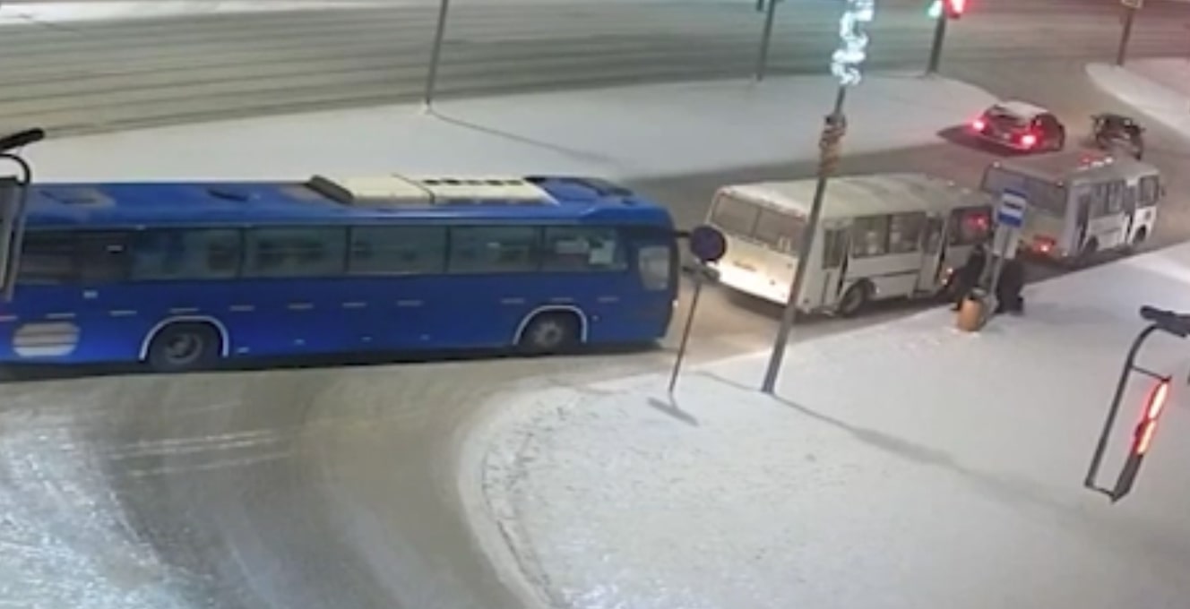 Инцидент в Первоуральске: водитель автобуса оставил ребенка на остановке в мороз. Видео Инцидент в Первоуральске: водитель автобуса оставил ребенка на остановке в мороз. Видео