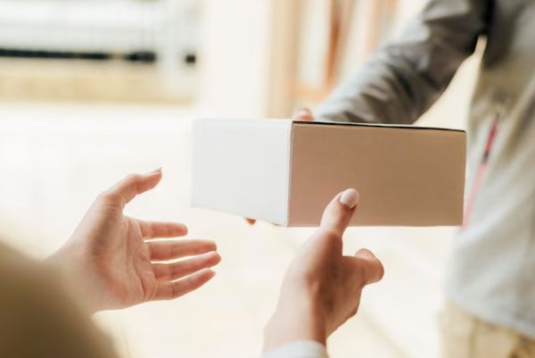 Опасная доставка: мошенники стали обманывать россиян с помощью фальшивых посылок | ВТБ предупредил о росте мошенничества с фальшивыми посылками Опасная доставка: мошенники стали обманывать россиян с помощью фальшивых посылок | ВТБ предупредил о росте мошенничества с фальшивыми посылками