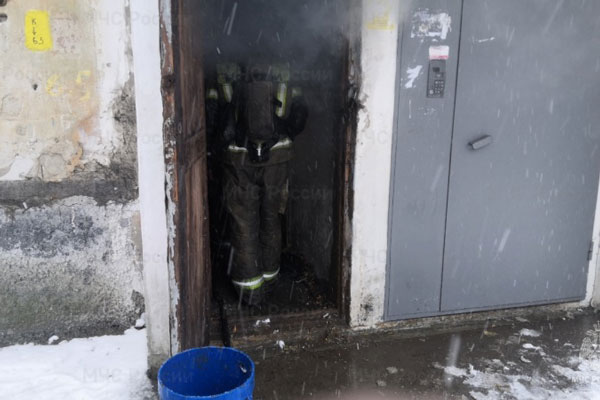 В Первоуральске в пятиэтажке горел подвал