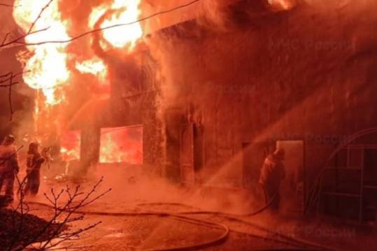 В пожаре в селе Первоуральска погиб человек: еще одно возгорание произошло в ночь на 3 мая | На Урале пожар унес жизнь местного жителя и уничтожил трапезную при храме