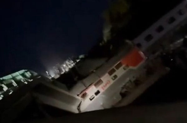 Два моста обрушились в Курской и Брянской областях: сообщается о 47 пострадавших, 7 погибших  | В Брянской области в результате обрушения моста пострадали пассажиры поезда