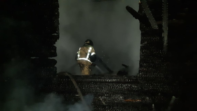 Ночью под Первоуральском сгорели баня и частный жилой дом на двух хозяев Ночью под Первоуральском сгорели баня и частный жилой дом на двух хозяев