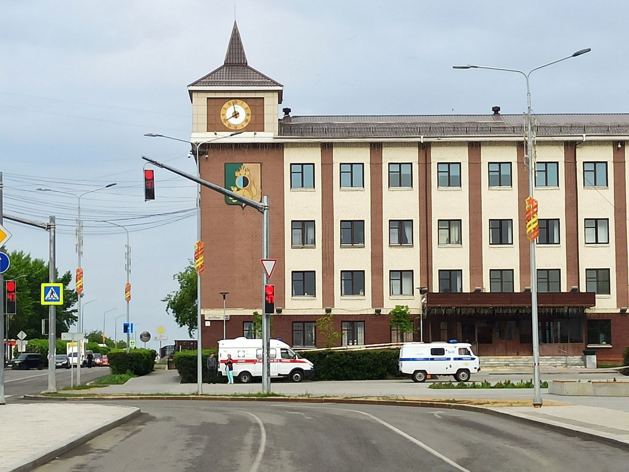 В Первоуральске силовики перекрыли центр города В Первоуральске силовики перекрыли центр города