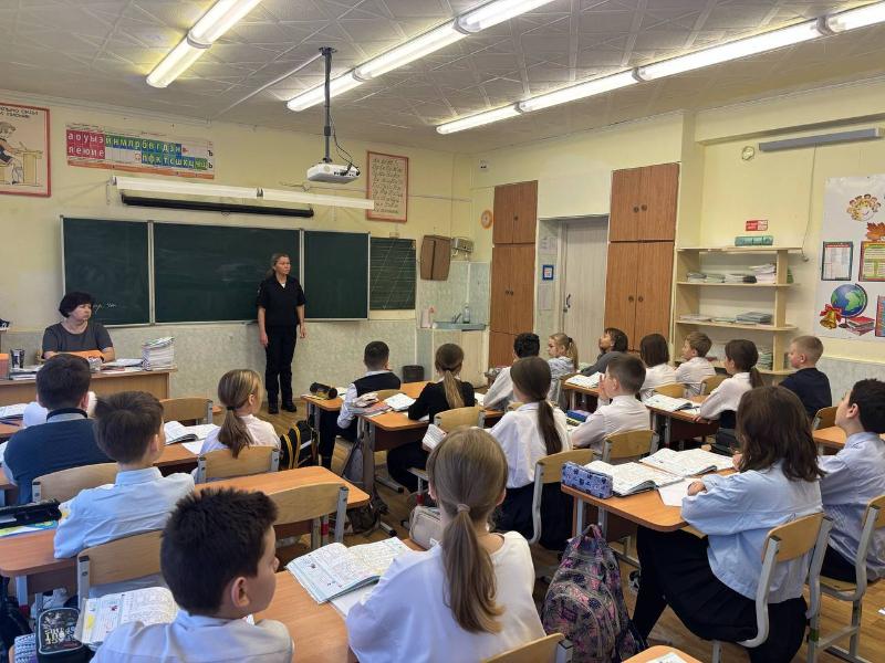 В школах Первоуральска сотрудники ГАИ провели профилактические беседы о безопасности на дорогах | ГИБДД Первоуральска предупреждает школьников о зимних дорожных ловушках