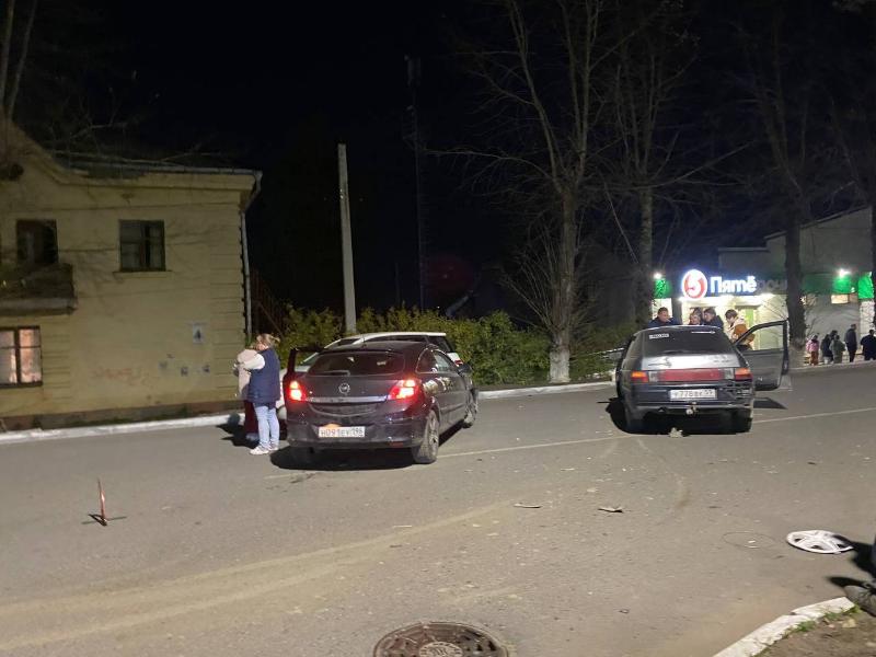 В Первоуральске произошло серьезное ДТП | В Свердловской области столкнулись два автомобиля