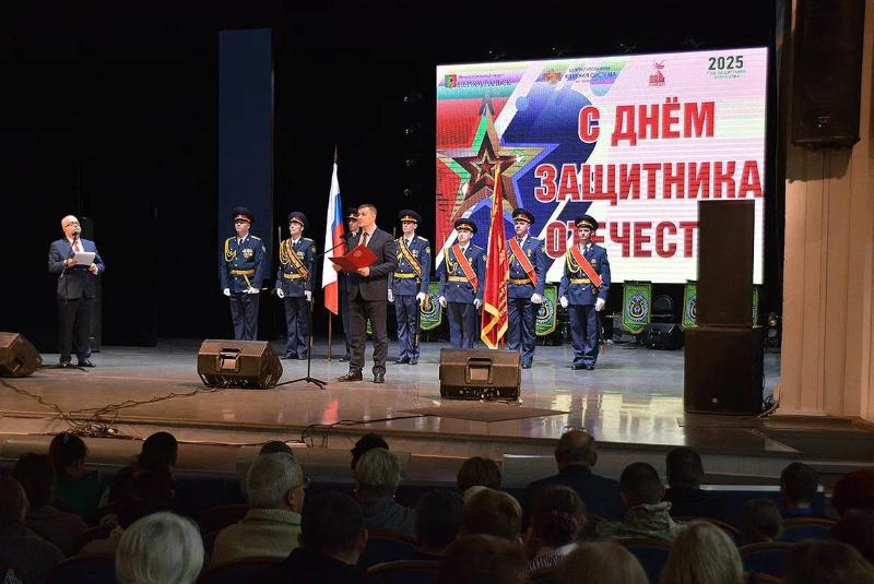 В Первоуральске состоялся концерт ко Дню защитника Отечества | В Первоуральске наградили ветеранов к 80-летию Победы