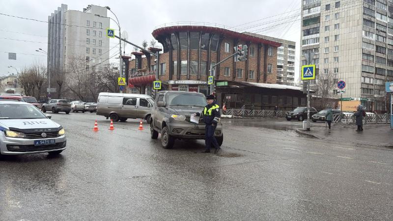 На Урале водитель с 50-летним стажем сбил пешехода, переходившего на зеленый свет | В Свердловской области водитель УАЗа сбил пешехода На Урале водитель с 50-летним стажем сбил пешехода, переходившего на зеленый свет | В Свердловской области водитель УАЗа сбил пешехода