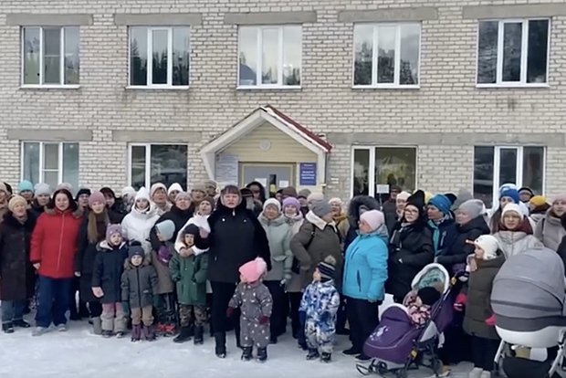 Первоуральцы вышли на митинг против закрытия поликлиники | Первоуральцы собрали 1340 подписей против закрытия поликлиники