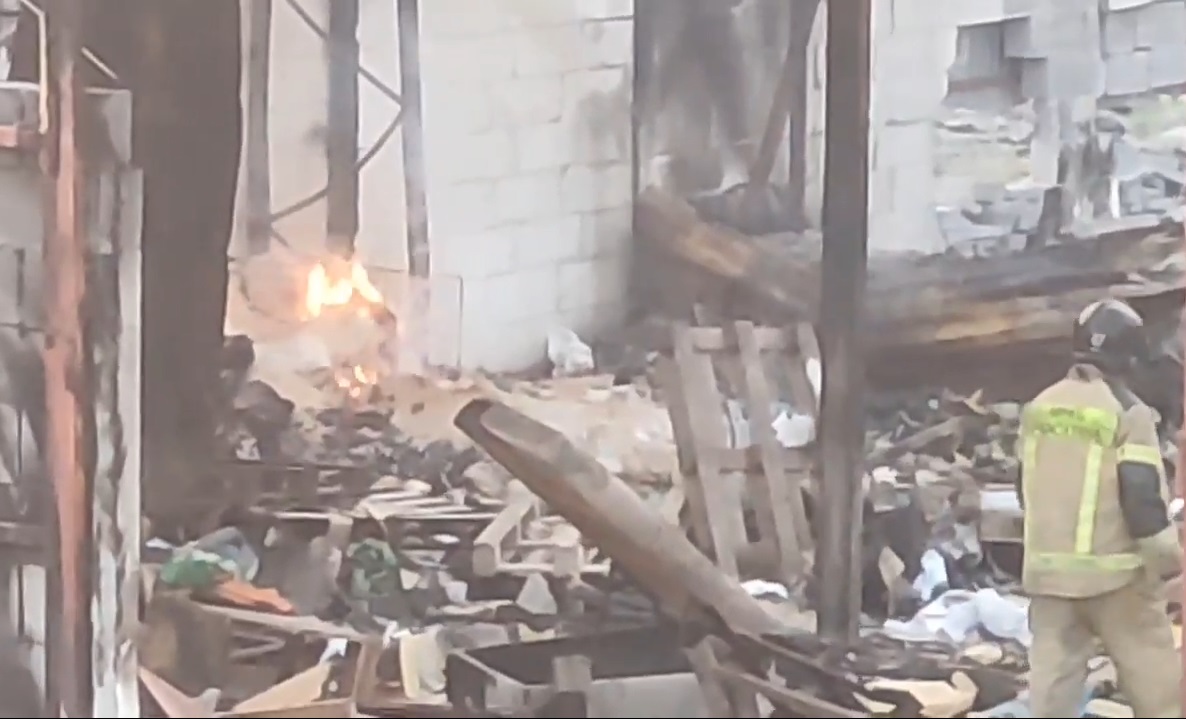 В Первоуральске на месте магазина «Доброцен» произошёл пожар