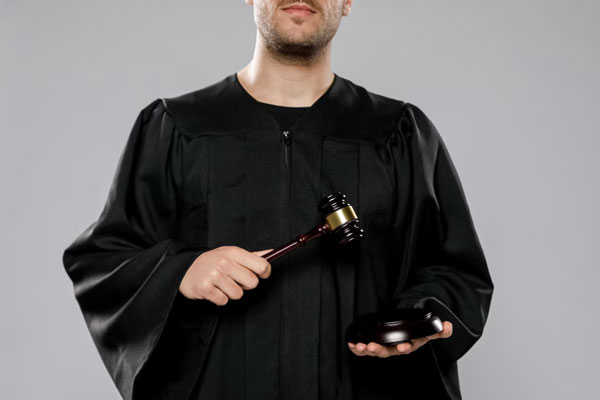 В Первоуральске перед судом предстанет бывший сотрудник полиции | На Урале экс-сотрудник полиции обвиняется в превышении полномочий