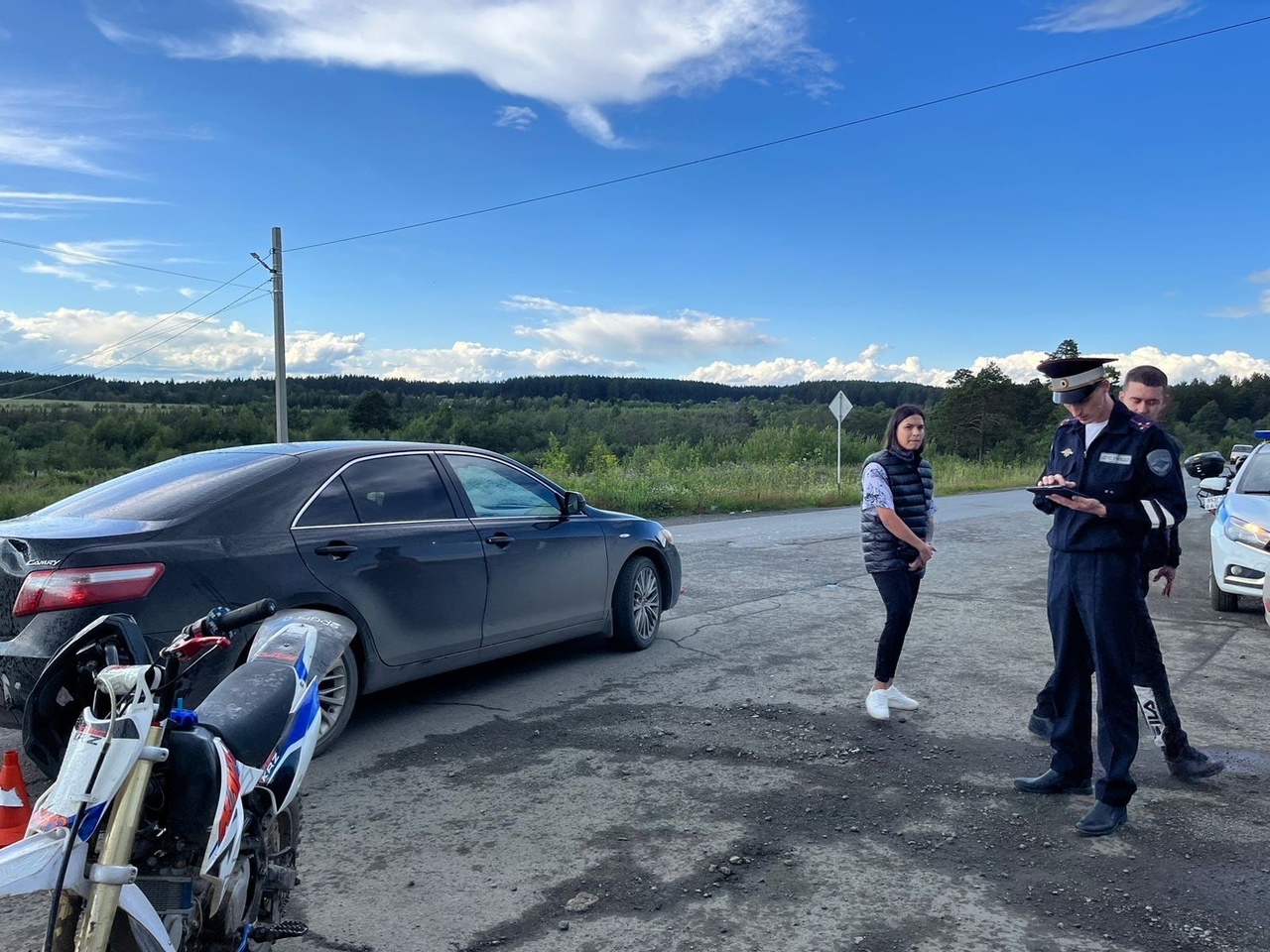 В Первоуральске 13-летний байкер врезался в стоявший автомобиль 