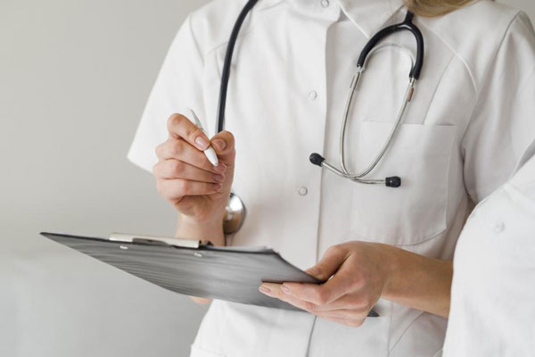 Эволюция поддержки медиков: максимальные выплаты медицинскому персоналу возрастут с 18,5 до 50 тысяч рублей | Губернатор Свердловской области увеличил размер социальных выплат медикам до 50 тысяч рублей