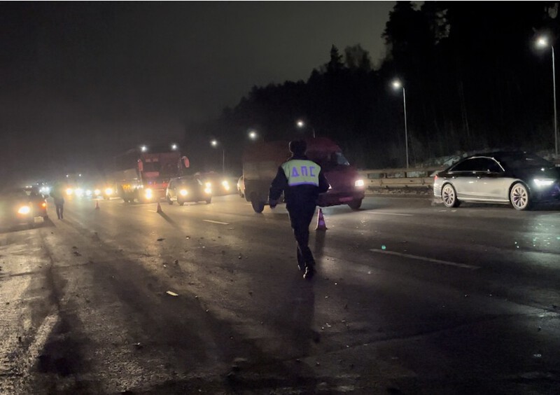 Переход дороги в неположенном месте закончился гибелью пешехода | На Урале в ДТП погиб пешеход