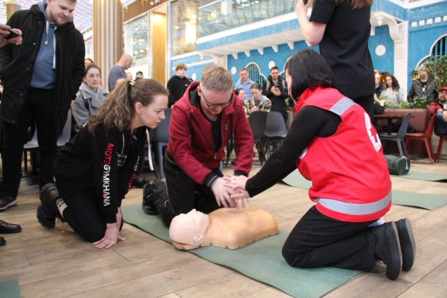 Более 500 человек научились оказывать первую помощь при ДТП благодаря мероприятию от ГИБДД | На Урале прошло мероприятие от ГИБДД по оказанию первой помощи