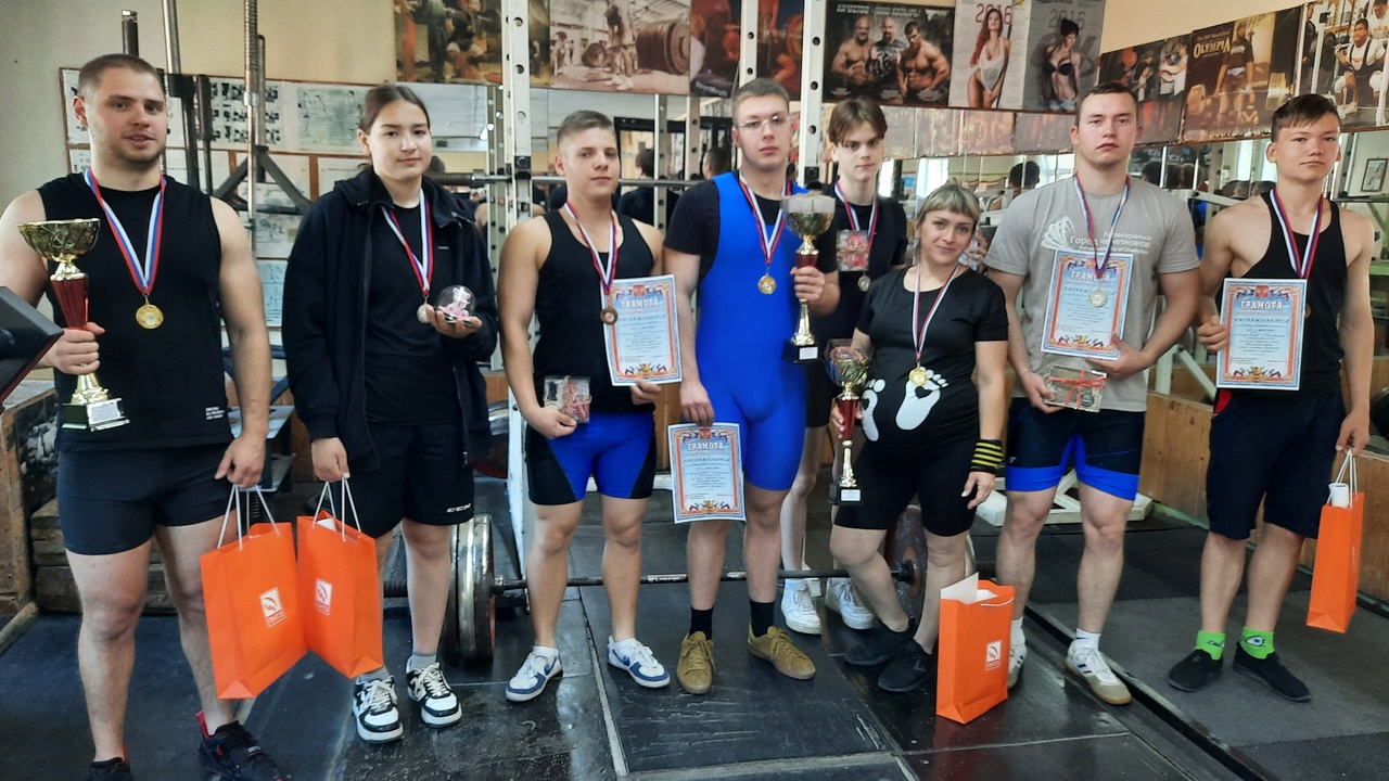 В Первоуральске соревновательный сезон атлетов завершился жимом штанги В Первоуральске соревновательный сезон атлетов завершился жимом штанги