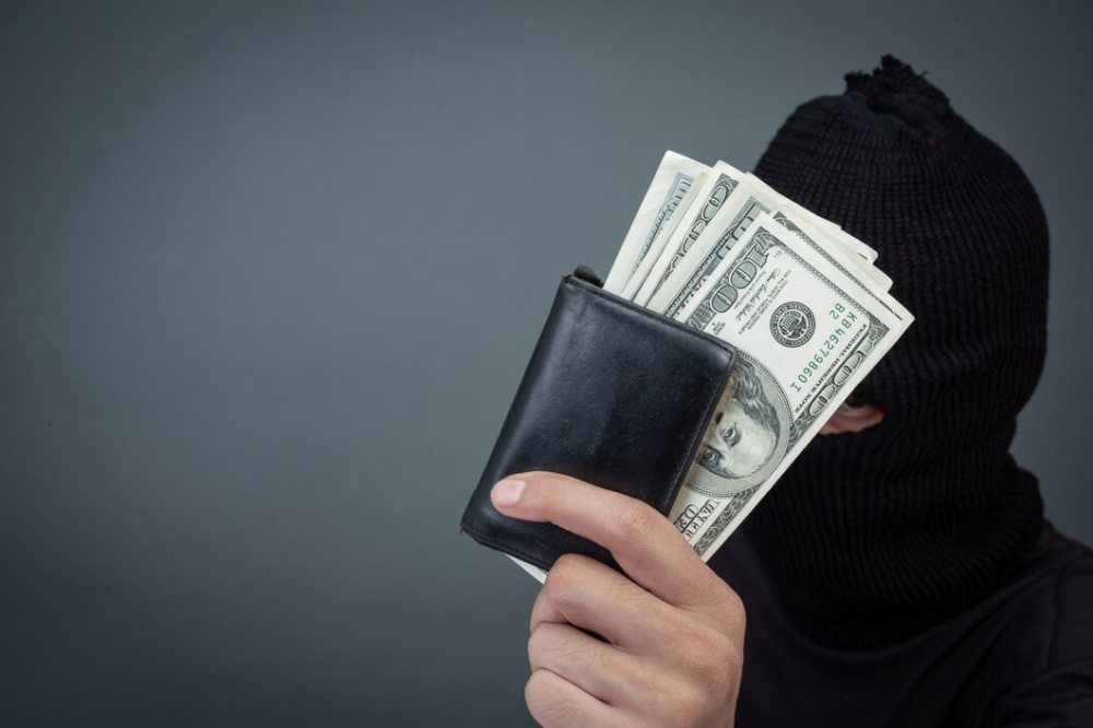 Обманула пенсионерку и сбежала: мошенница украла у первоуралочки более 200 тысяч рублей | В Первоуральске у пенсионерки украли более 200 тысяч рублей