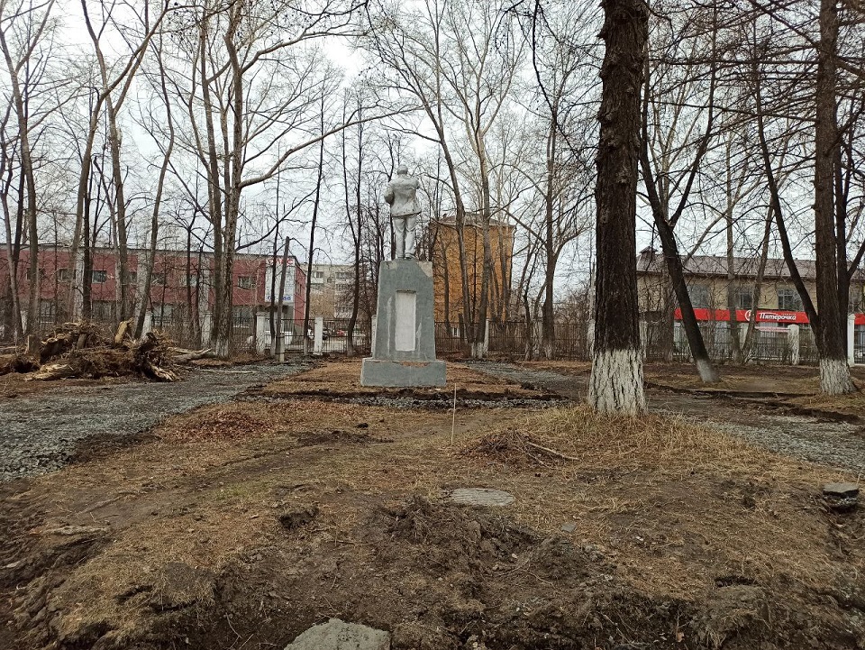 Первоуральцы прибрали в парке имени Ленина