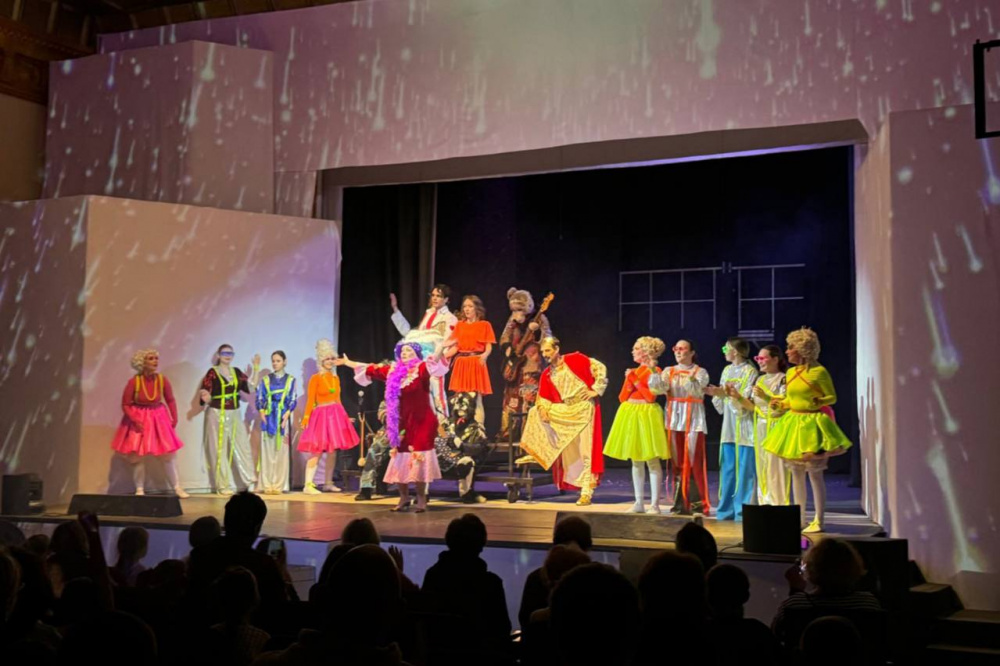 В Первоуральске состоялась премьера новогоднего спектакля «Бременские музыканты» | На Урале представили новый спектакль «Бременские музыканты»