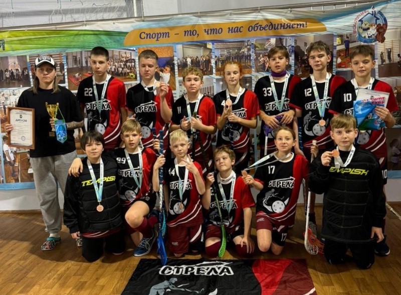 Юные первоуральцы стали призерам турнира по флорболу | Спортсмены из Первоуральска привезли «бронзу» турнира по флорболу