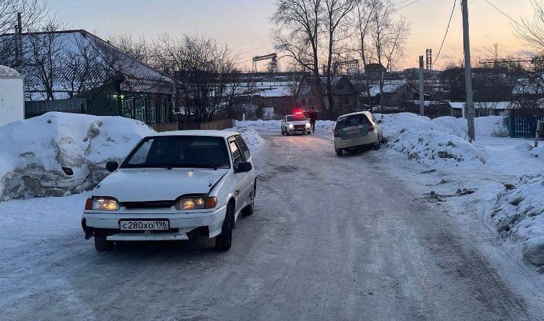 Без прав и в пьяном виде: водитель ВАЗа спровоцировал серьезное ДТП в Первоуральске  | Пьяный водитель без прав попал в крупное ДТП под Первоуральском