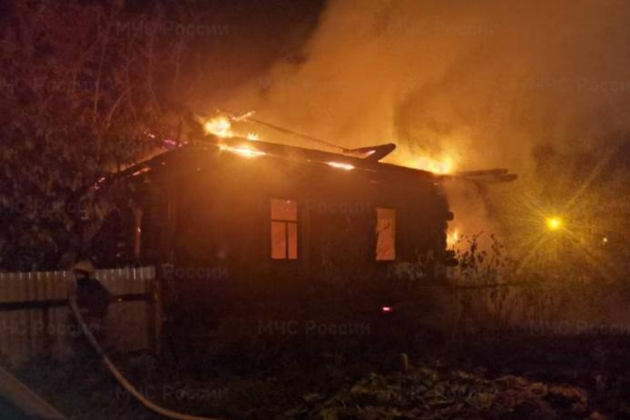 В поселке под Первоуральском сгорел частный жилой дом | На Урале сотрудники МЧС спасли четырех человек в пожаре