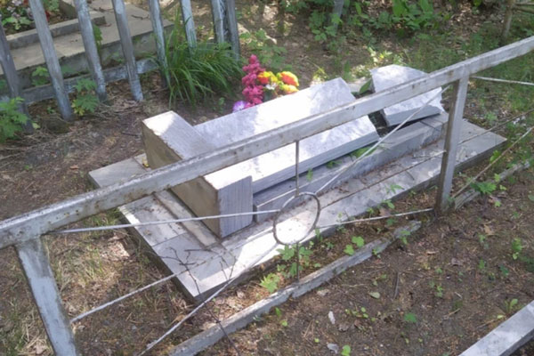 «Они не найдут милости у Бога!» В Первоуральске вандалы разгромили кладбище «Они не найдут милости у Бога!» В Первоуральске вандалы разгромили кладбище