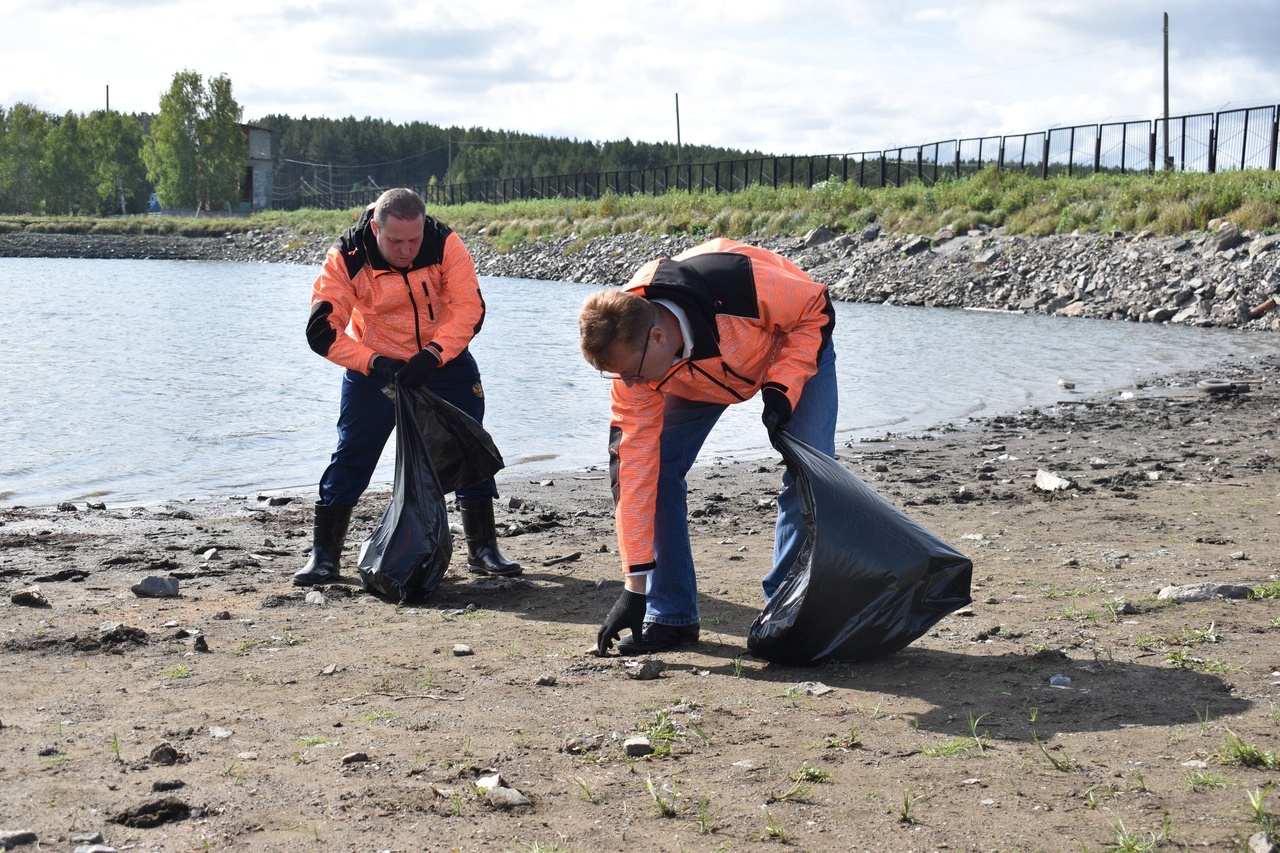 В Первоуральске горожане прибрались на берегу Верхнего пруда 