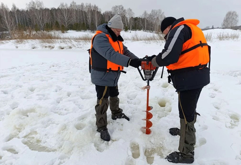 В Свердловской области закрыты мосты из-за подъёма воды в реке Ница | В Североуральске на реке Вагран распилено 220 метров льда с начала работ