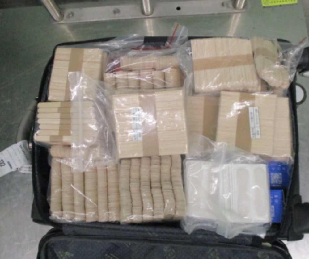Уральские таможенники задержали гражданина Китая с тремя тысячами палочек для мороженого | Житель Китая пытался провести на Урал 12 кг палочек для эскимо