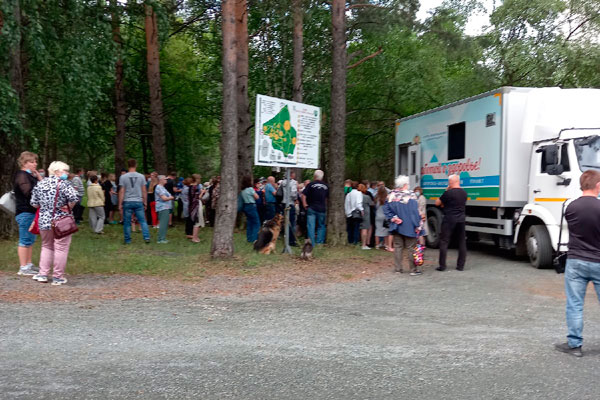 К чему эта показуха? В Первоуральске прививаться пришло вдвое больше людей, чем было вакцины. И многие — даже медики! - были без масок! К чему эта показуха? В Первоуральске прививаться пришло вдвое больше людей, чем было вакцины. И многие — даже медики! - были без масок!