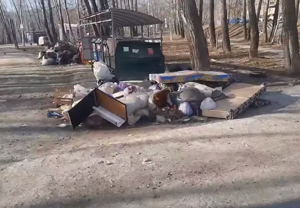 Жители Магнитки возмутились из-за мусорной площадки под окнами