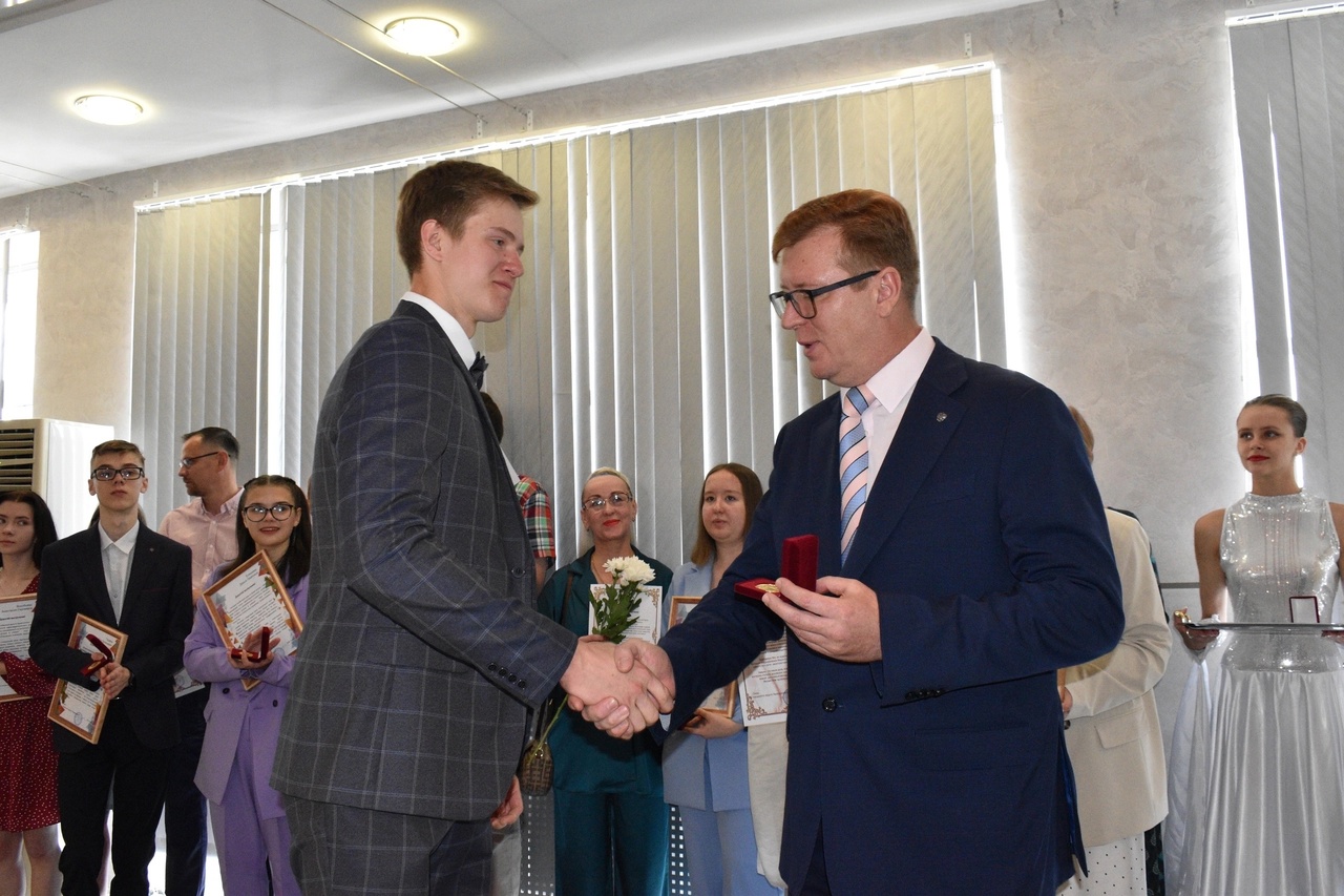 Первоуральским выпускникам вручили медали «За особые успехи в учении»