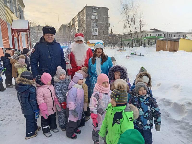 Первоуральских дошкольников посетил Дед Мороз-полицейский | В Первоуральске дошкольников поздравил Полицейский Дед Мороз