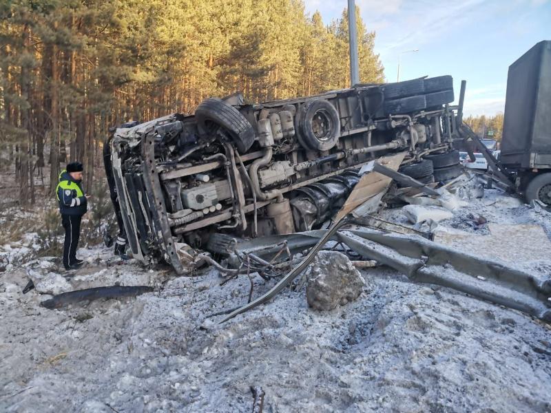 На Режевском тракте ввели реверсивное движение из-за смертельного ДТП | В Свердловской области грузовик врезался в две машины
