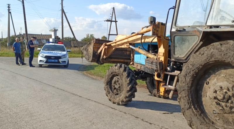 На Урале задержали малолетнего тракториста | Юного тракториста задержали в Свердловской области