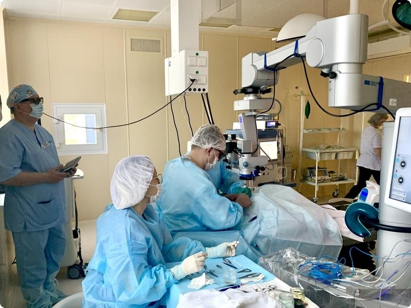 На Урале впервые провели операцию по трансплантации сетчатки и спасли женщине зрение | Уральские врачи провели сложную операцию и спасли пациентке зрение 