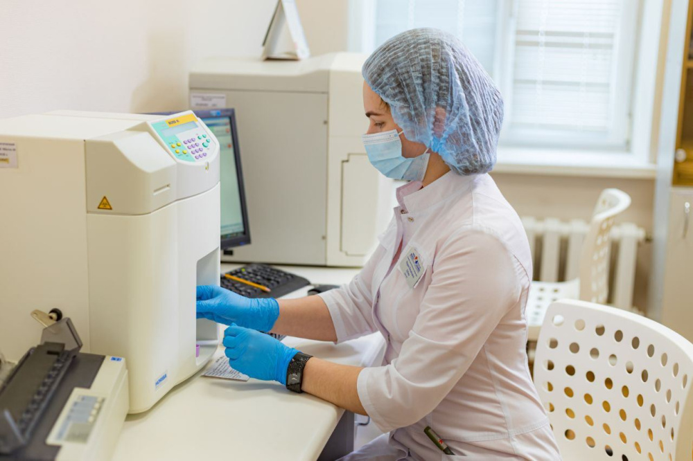 Более 2 тысяч жителей пострадали от укусов клещей в Свердловской области: куда обратиться за помощью | Более 2 тысяч жителей пострадали от укусов клещей в Свердловской области: куда обратиться за помощью