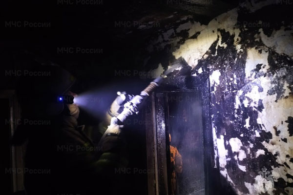 Ночью в поселке под Первоуральском загорелся дом на две семьи Ночью в поселке под Первоуральском загорелся дом на две семьи