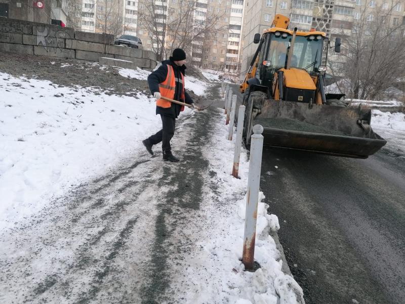 Жители Первоуральска пожаловались на гололед на тротуарах | В Первоуральске местные жители жалуются на гололед Жители Первоуральска пожаловались на гололед на тротуарах | В Первоуральске местные жители жалуются на гололед