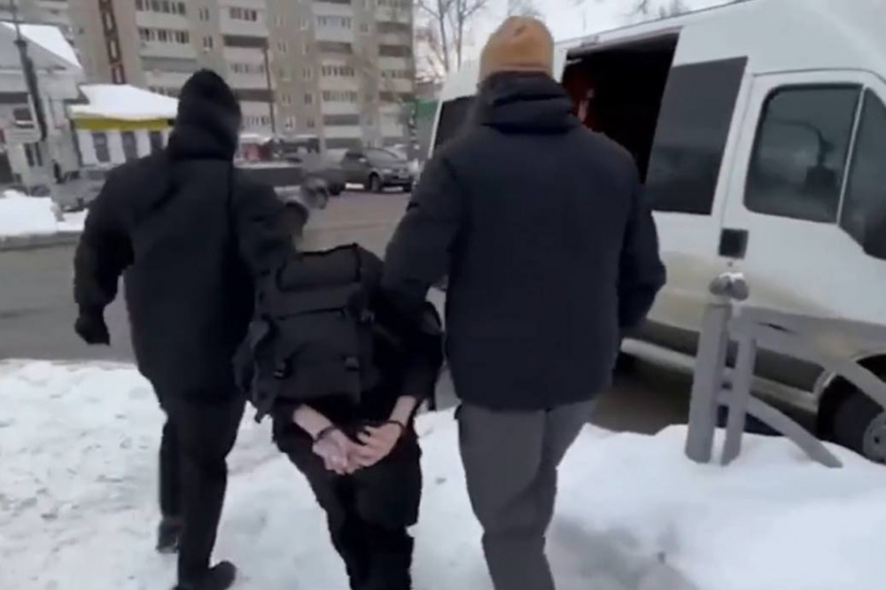 В Первоуральске задержали мужчину, который собирался отправить бомбу по почте в парфюмерном наборе  | На Урале задержали террориста, собиравшегося отправить бомбу под видом парфюма 