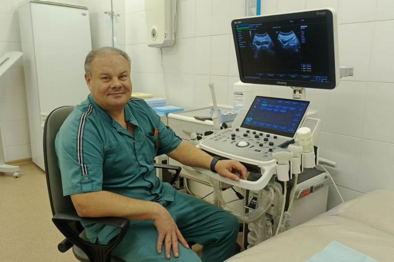 Урологи Свердловской области провели почти тысячу операций без госпитализации | Свердловские урологи провели 935 малоинвазивных операций в 2024 году